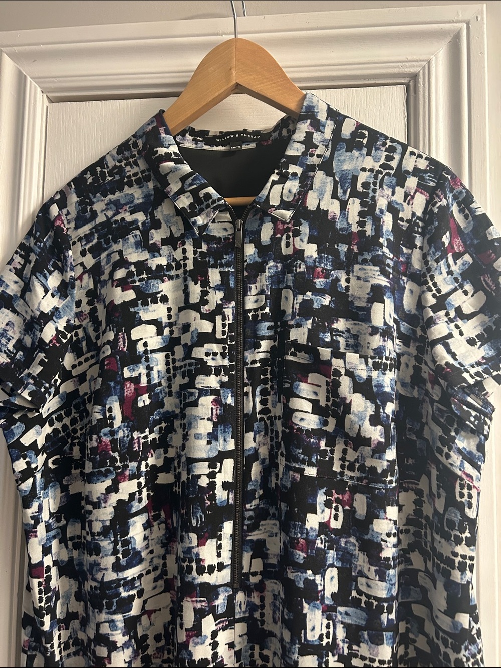 Abstract Print Short Sleeve Shift Dress in Black, blue and White